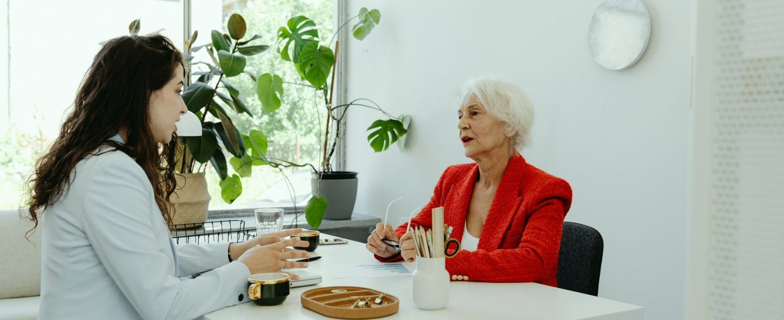 Conversa presencial sobre os recursos e as alternativas de um proprietário